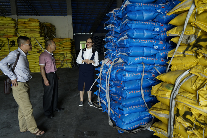 _DSC6822-2018.3.27利尔达公司将捐赠适用于水稻春耕的复混肥料送到贫困户手中.jpg