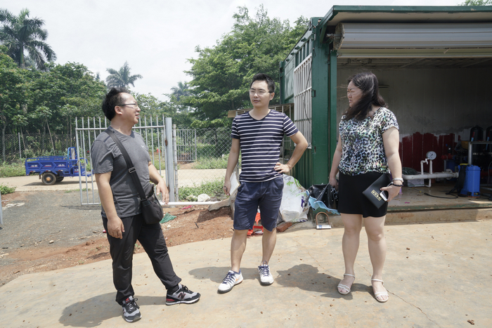 _DSC6084-2018.5.11－7湛江日报记者张永幸（中）来到马铃薯试验基地实地采访金辉博士（左）.jpg