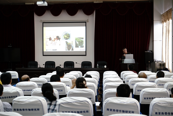 _DSC8068-2018.6.197澳大利亚昆士兰大学教授在作学术交流.jpg