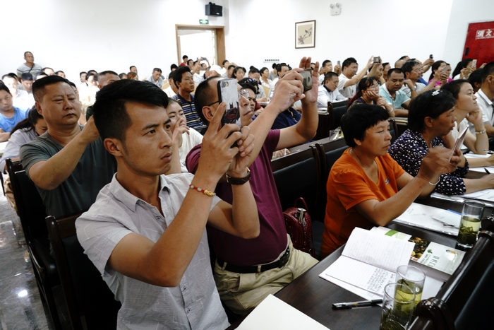 _DSC8410-7学员纷纷用手机记录上课内容.jpg