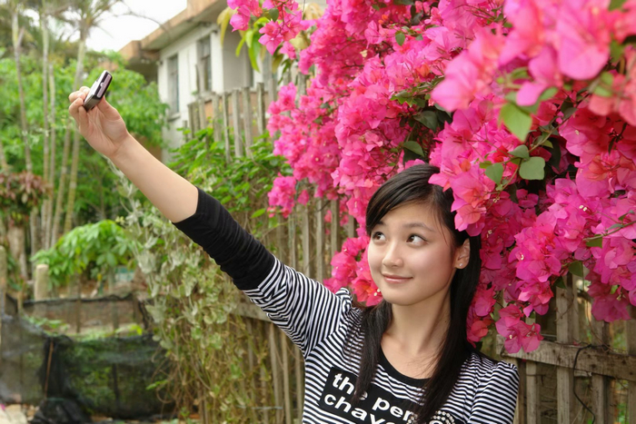 7三角梅花开艳丽，引得靓女自拍留影。.jpg