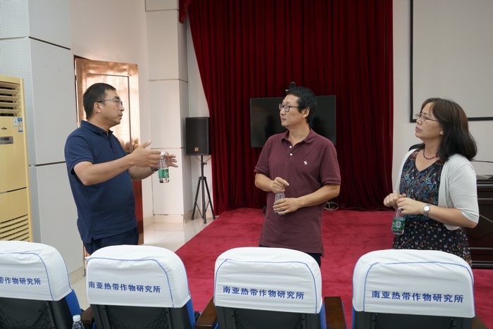 _DSC0502-7中科院专家应种质资源研究室邀请来所作学术交流.jpg