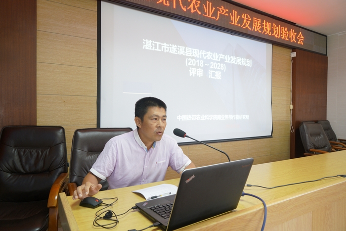 _DSC1380-2018.8.31-7何小龙农艺师在评审会上作汇报介绍.jpg